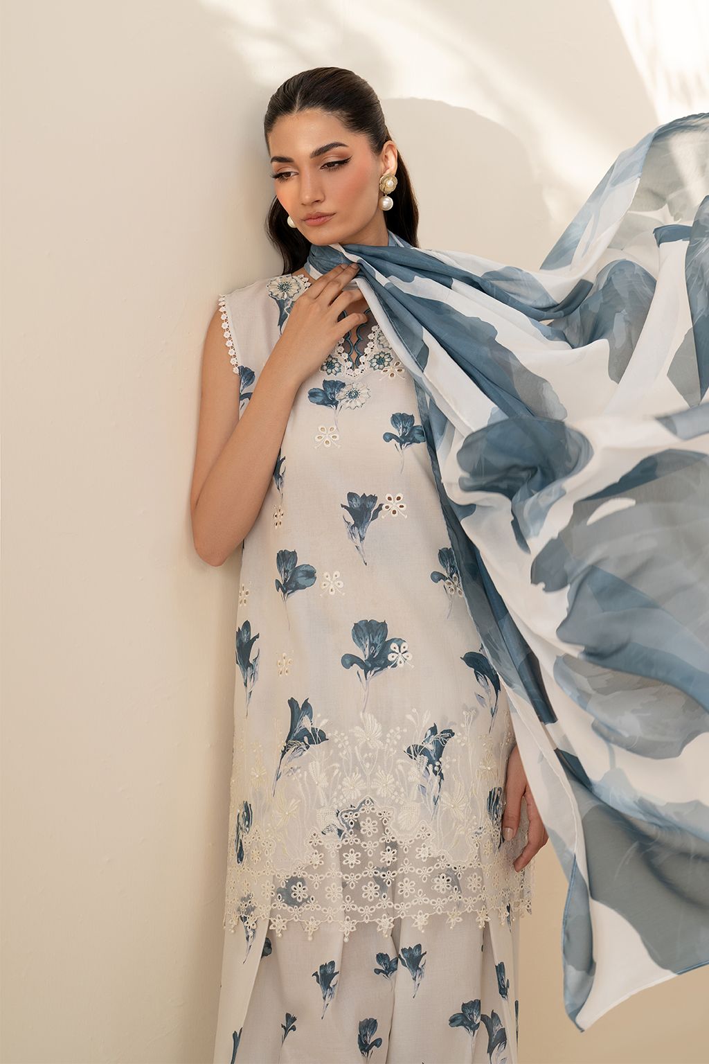 Iznik Lawn Embroidered Chikan 3 piece Dres