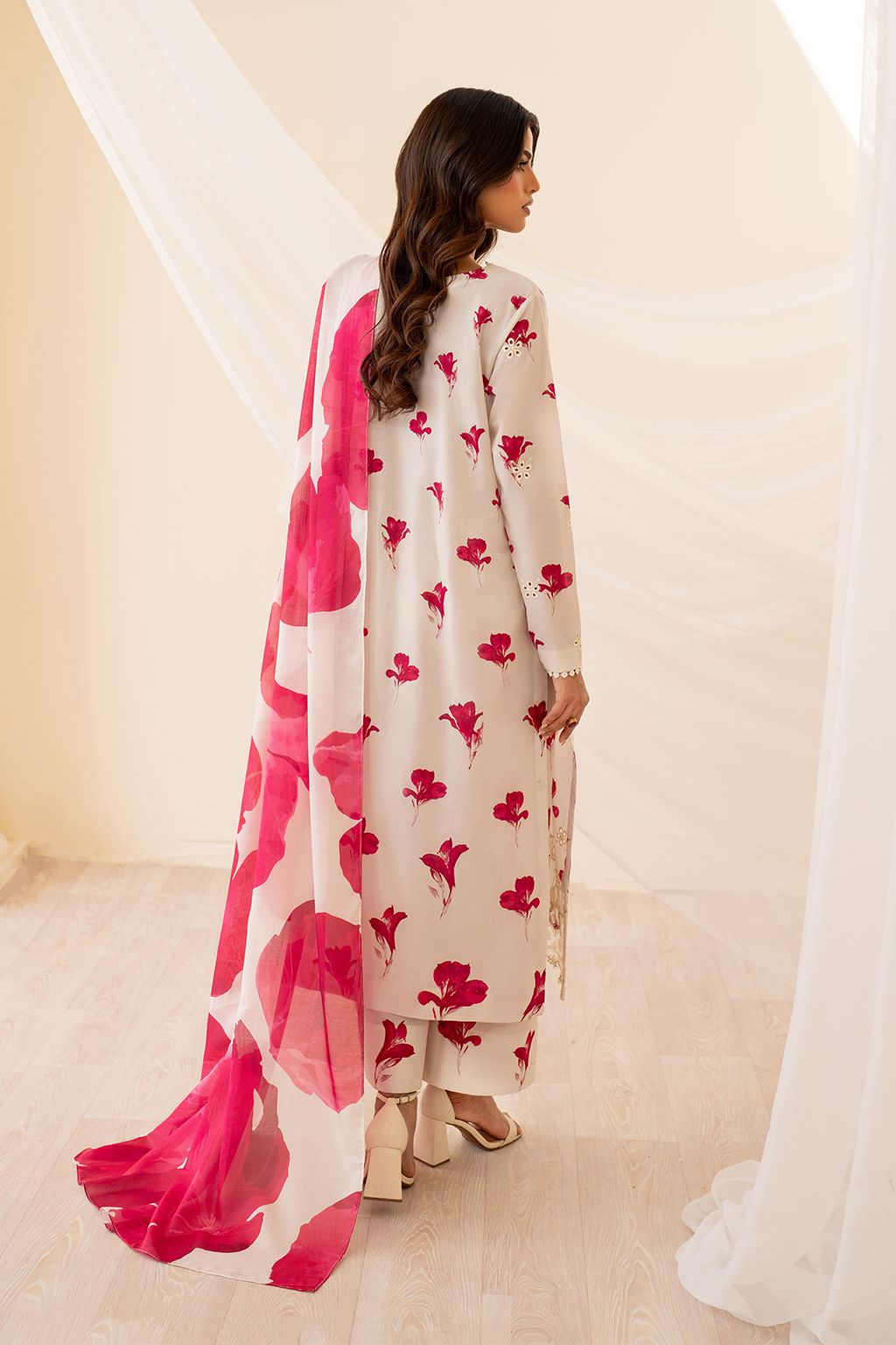 Iznik Lawn Embroidered Chikan 3 piece Dres